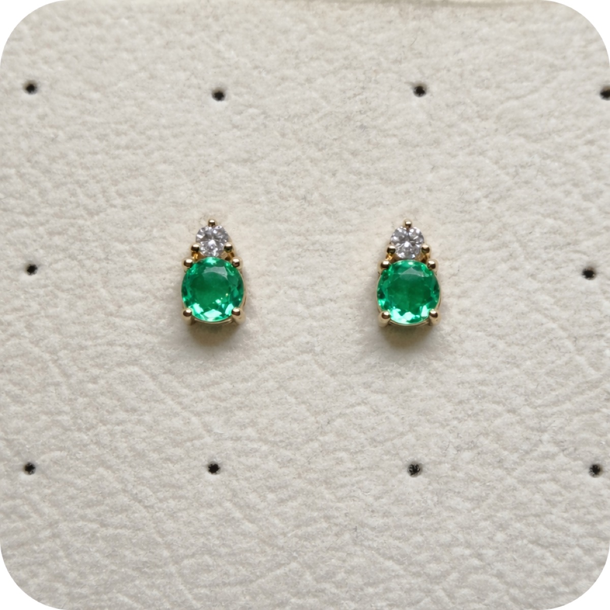 Aretes de esmeralda colombiana y diamantes en oro amarillo 14K