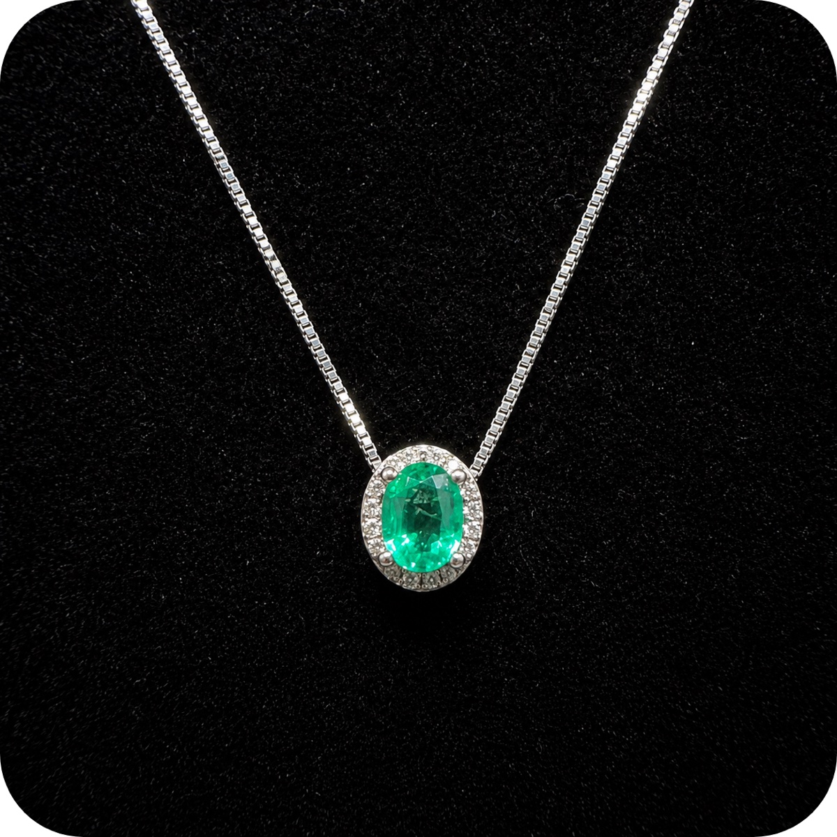 Collar halo de esmeralda oval y diamantes naturales
