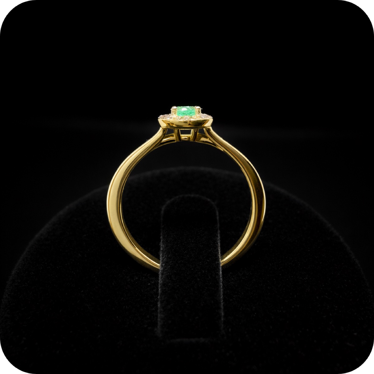 Anillo de esmeralda colombiana con diamantes en oro amarillo 14K