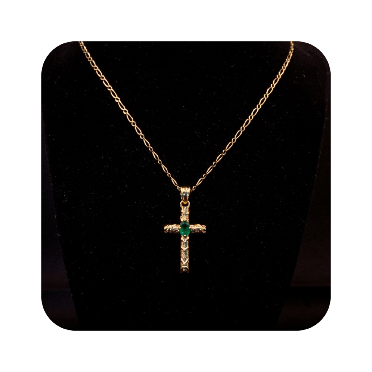 Dije de cruz en oro 14K con esmeralda natural