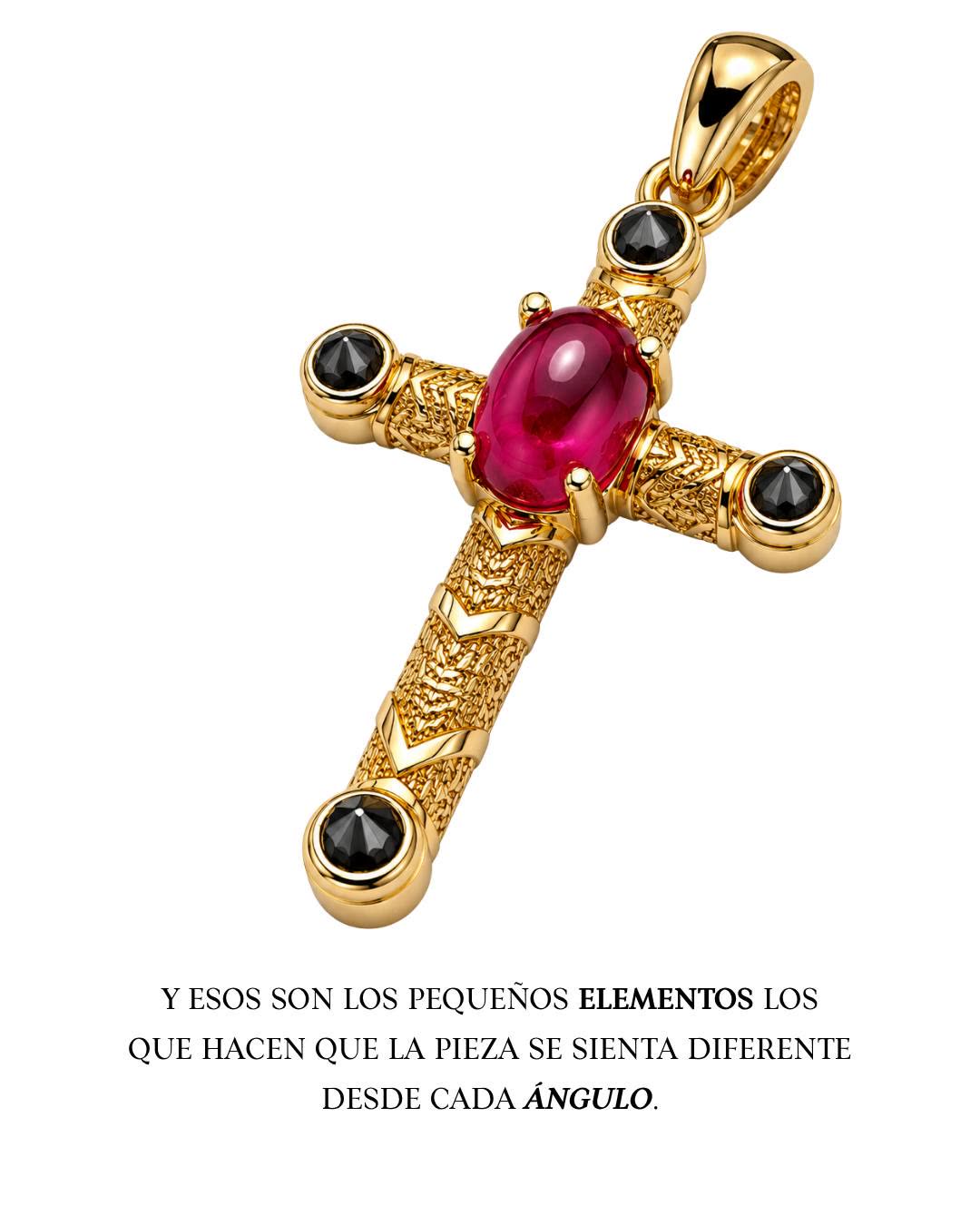 Dije de cruz en oro 14K con rubí cabujón y diamantes negros