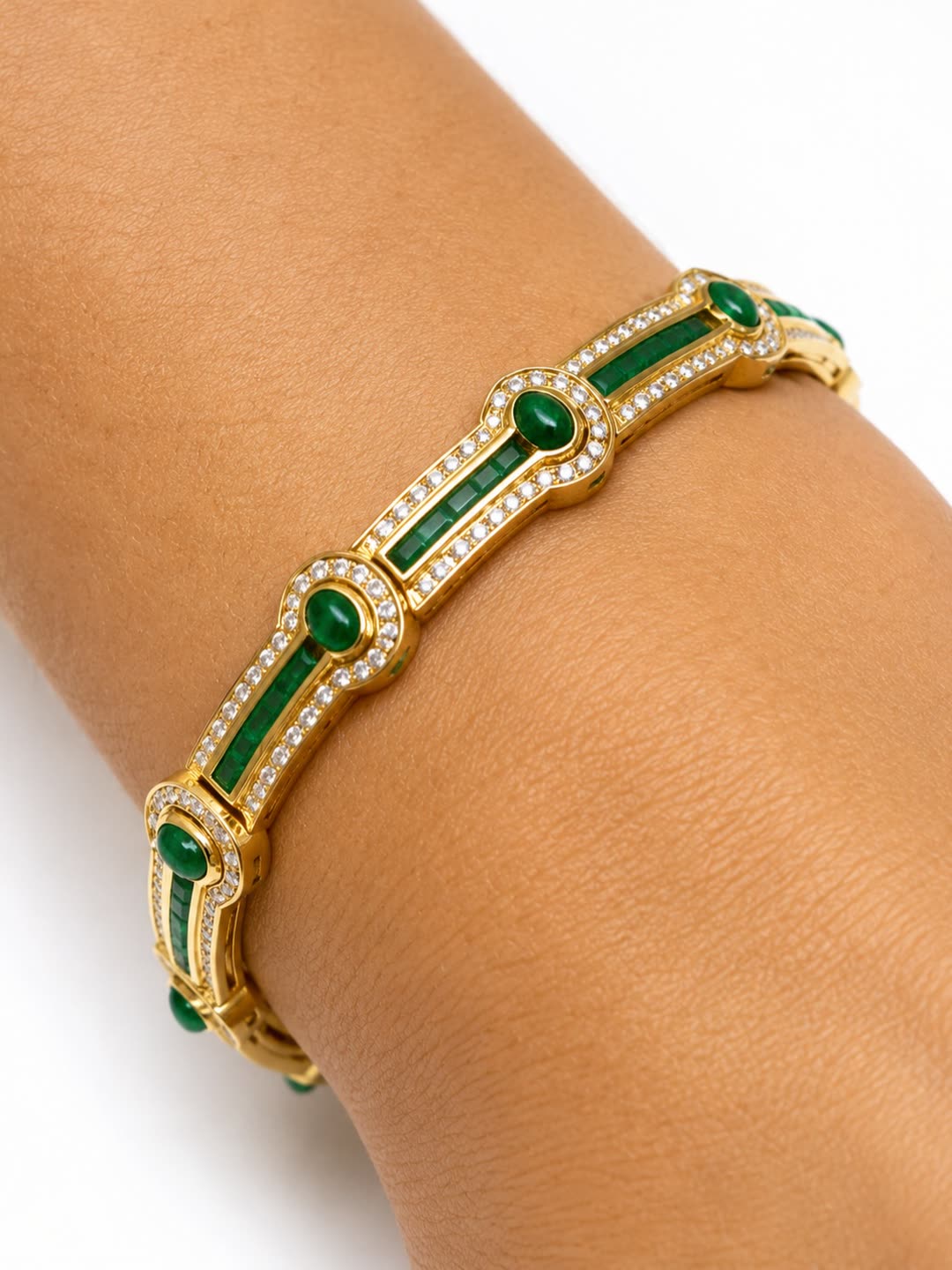 Pulsera de esmeraldas y diamantes naturales en oro amarillo 18K, puesta en la muñeca