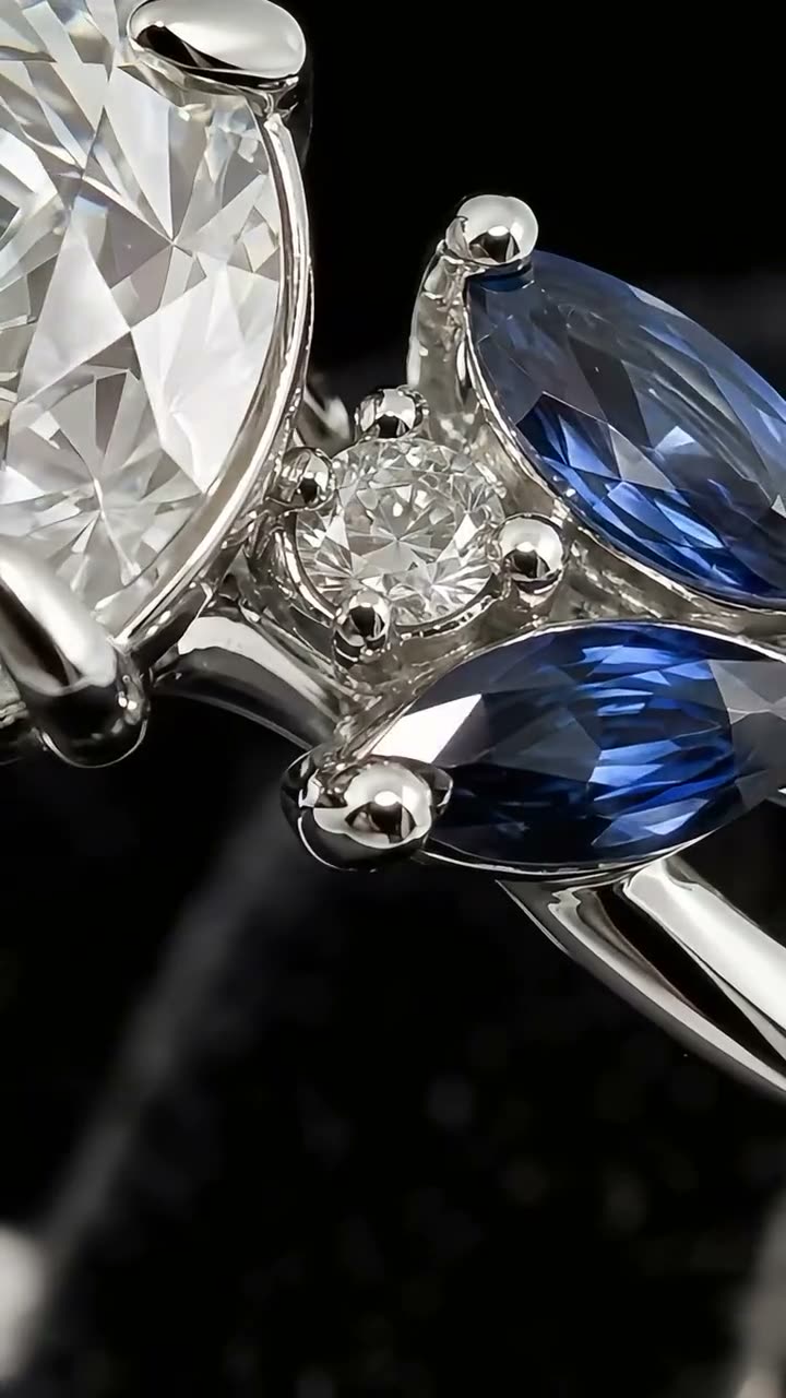 Anillo con diamante central de 1 ct y zafiros naturales en corte marquesa