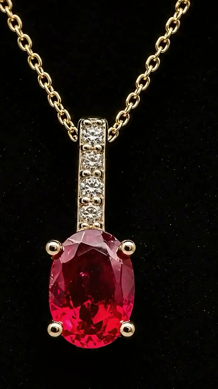 Collar con rubí oval y diamantes en oro amarillo