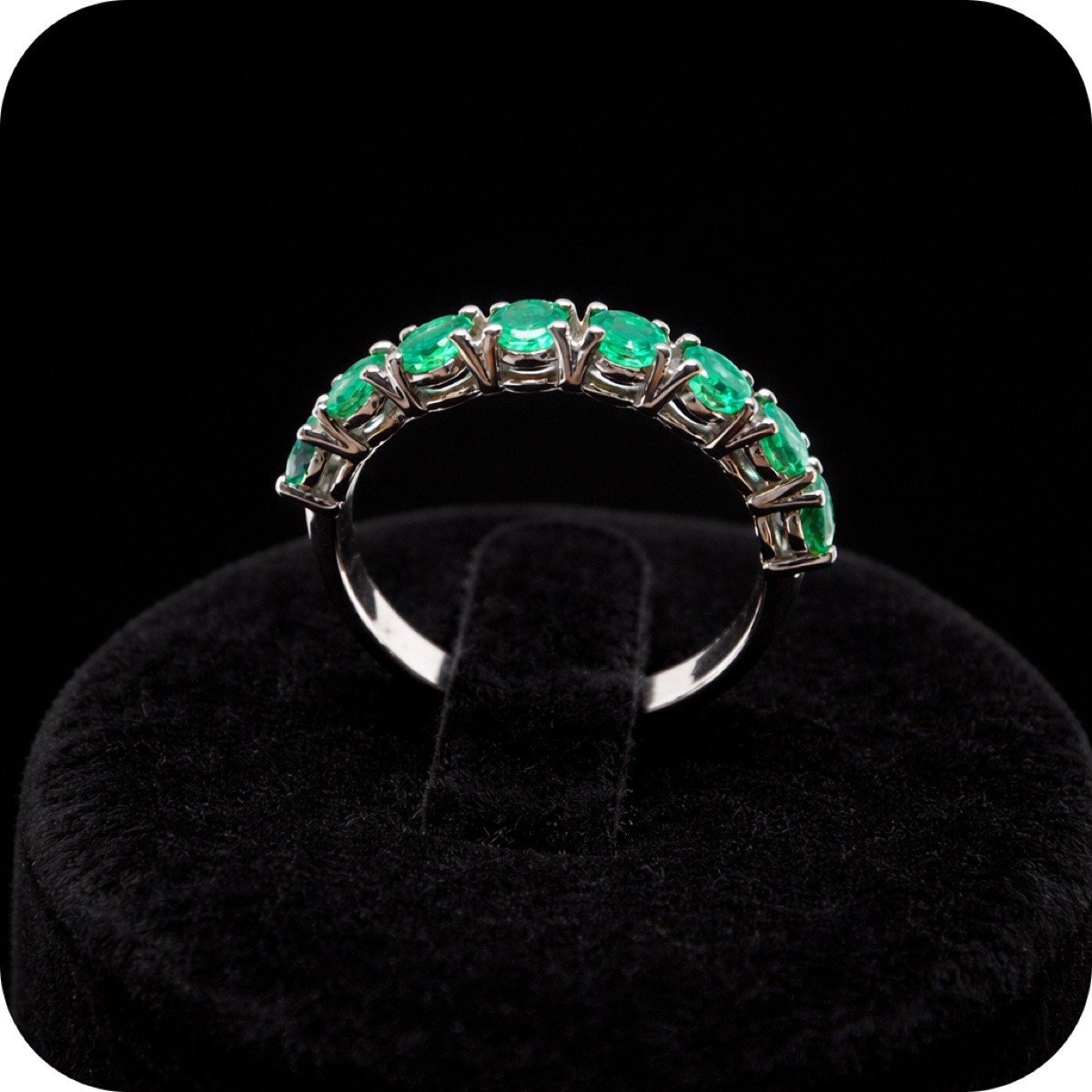 Anillo de esmeraldas colombianas en oro blanco 14K